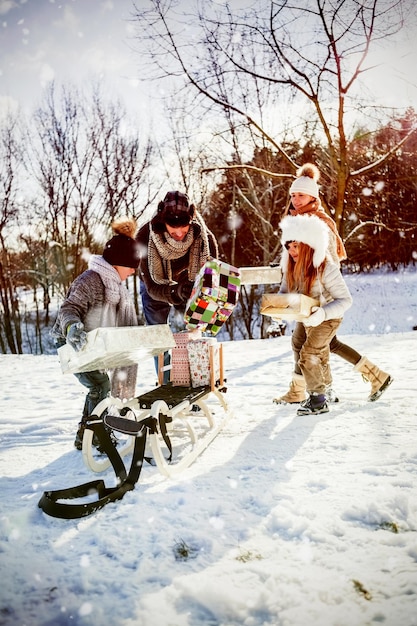 Zusammengesetztes Bild der glücklichen Familie, die Geschenke hält