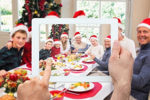 Zusammengesetztes Bild der Hand mit Tablet-PC