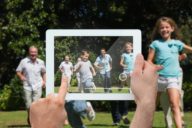 Zusammengesetztes Bild der Hand mit Tablet-PC