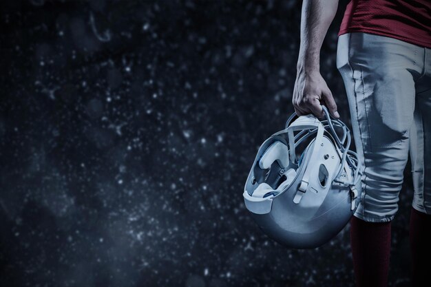 Zusammengesetztes Bild des abgeschnittenen Bildes des American Football-Spielers mit Helm