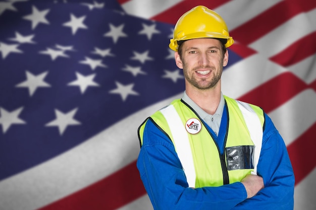 Foto zusammengesetztes bild des arbeiters mit schutzhelm im lager