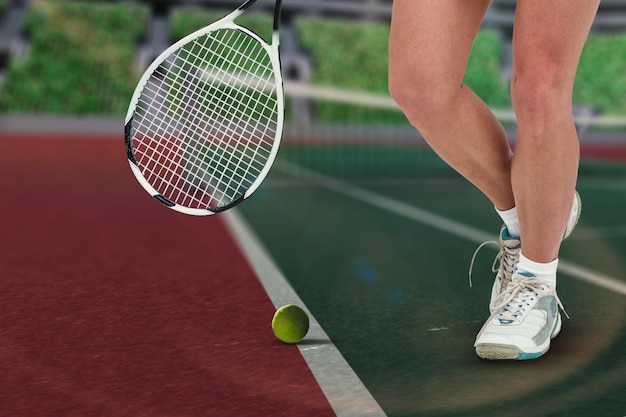 Zusammengesetztes Bild des Athleten, der Tennis spielt