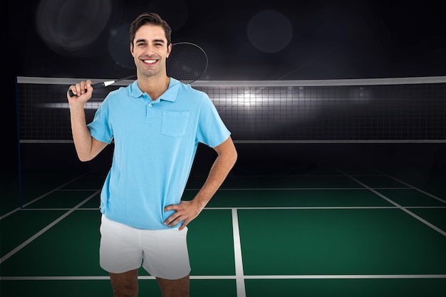 Zusammengesetztes Bild des Badmintonspielers, der mit der Hand auf der Hüfte auf dem Badmintonfeld steht