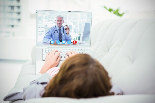 Zusammengesetztes Bild des Doktors, der Medizinglas hält