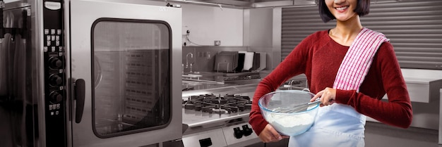 Zusammengesetztes Bild des lächelnden weiblichen Kochs, der Mehl in Schüssel mit Schneebesen mischt