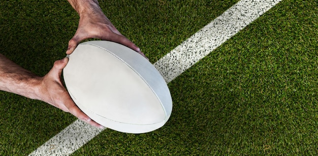 Zusammengesetztes Bild des Mannes mit Rugbyball