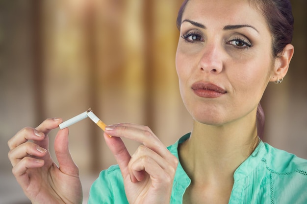 Zusammengesetztes Bild des Nahaufnahmeporträts der Frau, die Zigarette bricht
