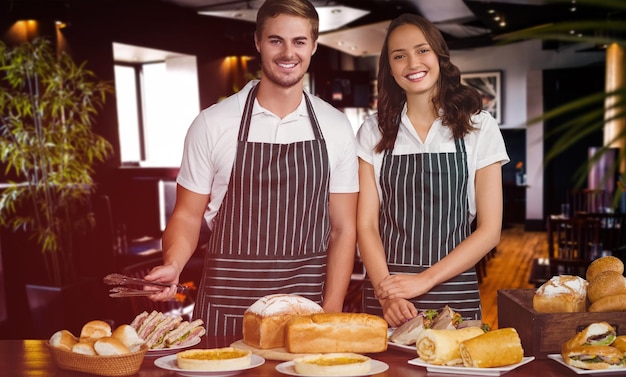 Zusammengesetztes Bild des Porträts eines Mitarbeiters, der am Tisch mit Essen steht