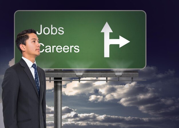 Zusammengesetztes Bild des Wegweisers, der die Richtung von Jobs und Karrieren mit Himmel im Hintergrund zeigt