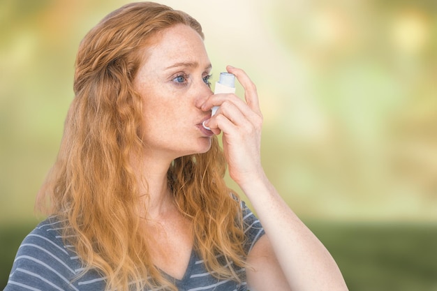 Zusammengesetztes Bild einer Frau, die den Asthma-Inhalator verwendet