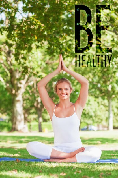 Foto zusammengesetztes bild einer süßen jungen frau beim yoga auf einer übungsmatte sitzend