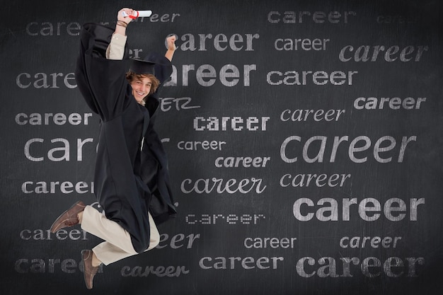Foto zusammengesetztes bild eines glücklichen männlichen studenten im graduierten robenspringen