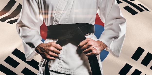 Zusammengesetztes Bild eines Kämpfers, der den Karategürtel festzieht