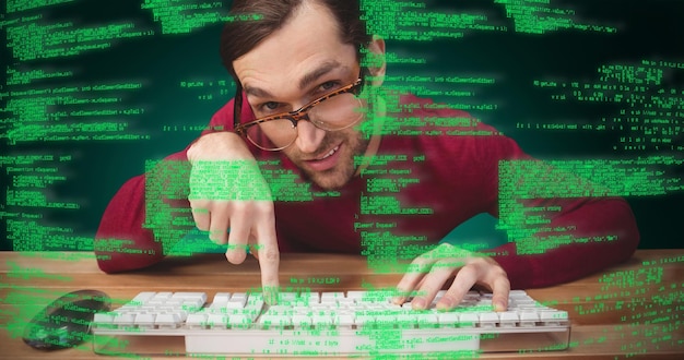 Zusammengesetztes Bild eines Mannes mit Brille, der auf eine Computertastatur zeigt