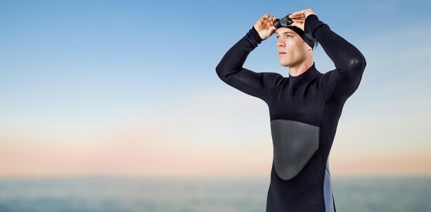 Zusammengesetztes Bild eines Schwimmers im Neoprenanzug mit Schwimmbrille