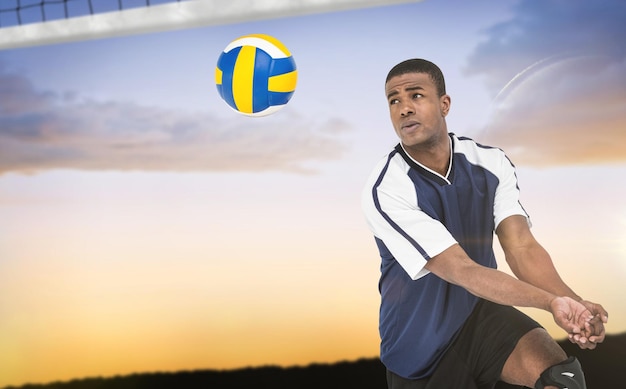 Zusammengesetztes Bild eines Sportlers, der beim Volleyballspielen posiert