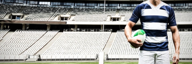 Foto zusammengesetztes bild eines starken rugbyspielers