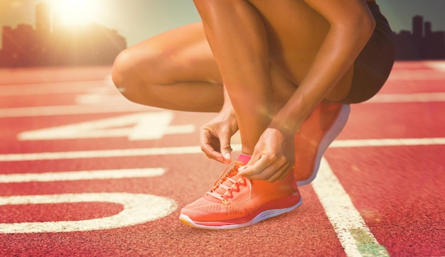 Zusammengesetztes Bild Nahaufnahme der Sportlerin Schnürschuhe