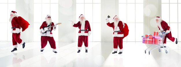 Zusammengesetztes Bild verschiedener Weihnachtsmänner gegen funkelnde Lichter über einem Zimmer mit Fenstern