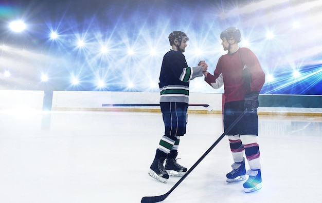 Zusammengesetztes Bild von Eishockeyspielern, die sich auf der Eisbahn die Hände schütteln