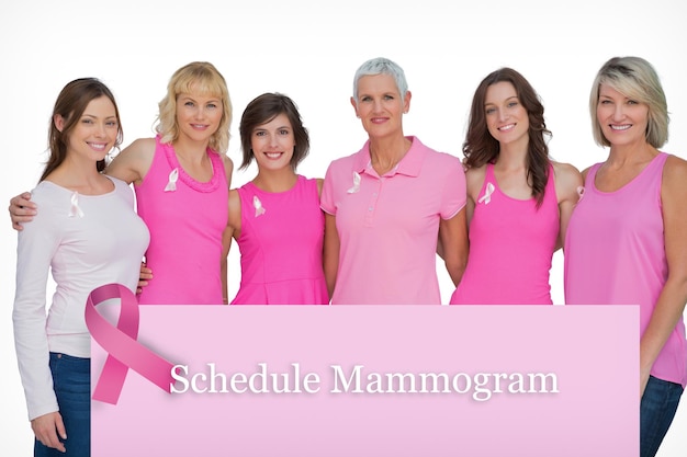 Zusammengesetztes Bild von glücklichen Frauen, die Rosa für Brustkrebsbewusstsein tragen