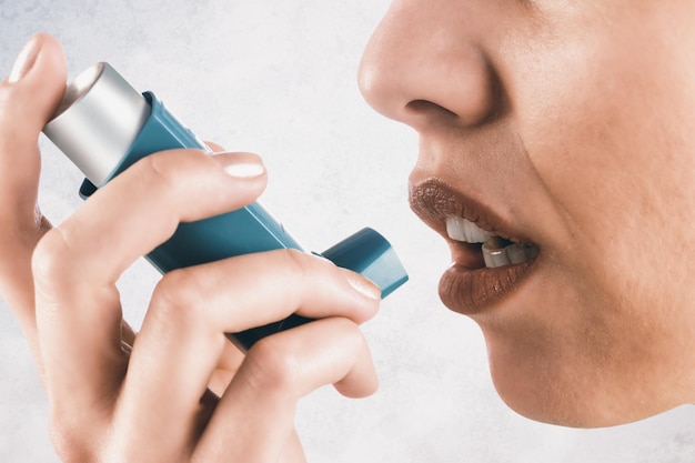 Zusammengesetztes Bild von Nahaufnahme auf eine asthmatische Frau