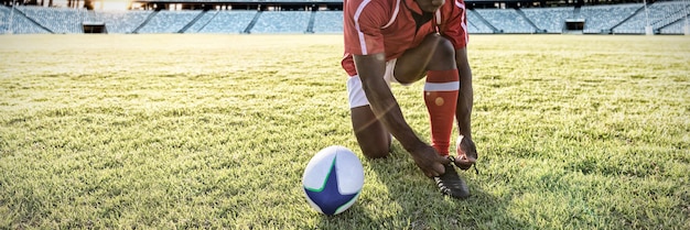 Foto zusammengesetztes bild von rugby-spieler-krawatten-schnürsenkel auf dem feld