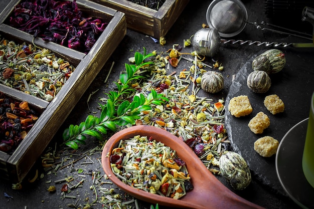 Foto zusammensetzung aus heißem tee und aromatischen gewürzen