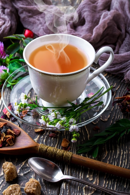 Zusammensetzung aus heißem Tee und aromatischen Gewürzen