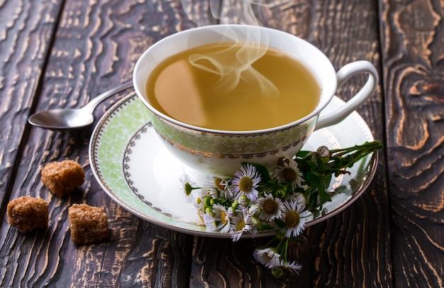 Zusammensetzung aus heißem Tee und aromatischen Gewürzen