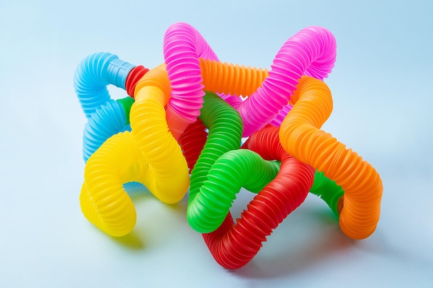 Foto zusammensetzung aus mehrfarbigen gebogenen pop-röhren. trendiges anti-stress-spielzeug für kinder.