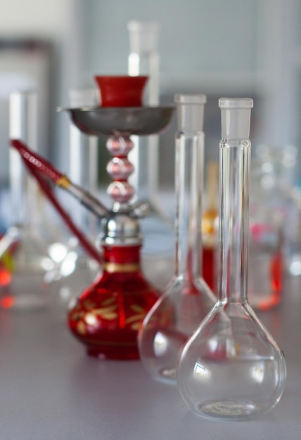 Foto zusammensetzung aus roten shisha- und chemieglasflaschen