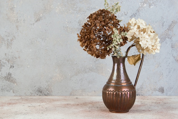 Zusammensetzung der getrockneten Blumen im Vintage Kupferkrug