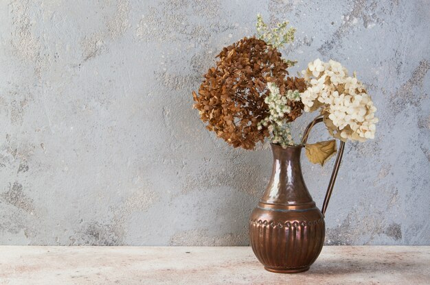 Zusammensetzung der getrockneten Blumen im Vintage Kupferkrug