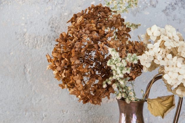 Zusammensetzung der getrockneten Blumen im Vintage Kupferkrug