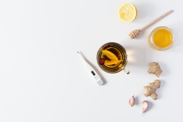 Zusammensetzung der Grippebehandlung mit Kräutermedizin Honig-Zitronen-Tee-Ingwer und Knoblauch