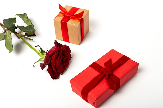 Zusammensetzung der roten Rosen und Geschenkboxen