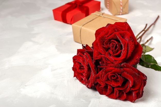 Zusammensetzung der roten Rosen und Geschenkboxen