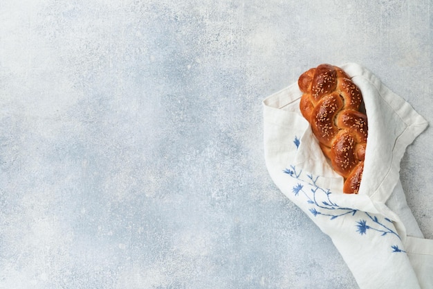 Zusammensetzung der Sabbat-Kiddusch-Zeremonie Challah-Brot Frisch gebackenes hausgemachtes geflochtenes Challah-Brot für Schabbat und Feiertage auf hellgrauem Hintergrund Schabbat Shalom Draufsicht Kopierbereich