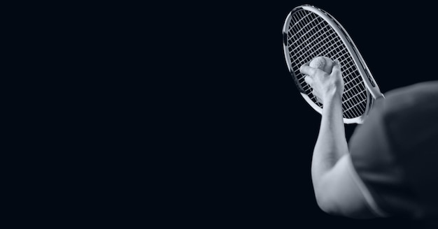 Zusammensetzung der Tennisspielerin auf schwarzem Hintergrund