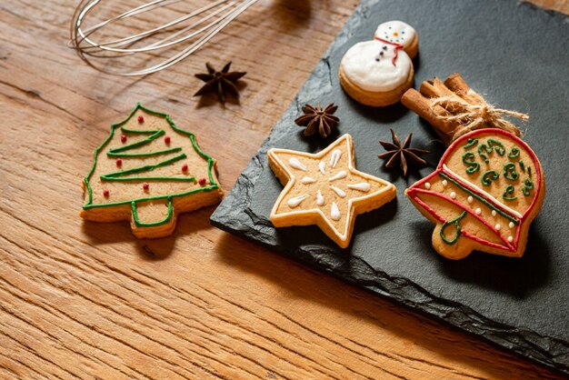 Zusammensetzung der Weihnachtsplätzchen auf Schieferhintergrund ..