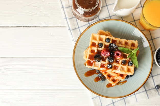 Zusammensetzung des Frühstücks mit belgischen Waffeln