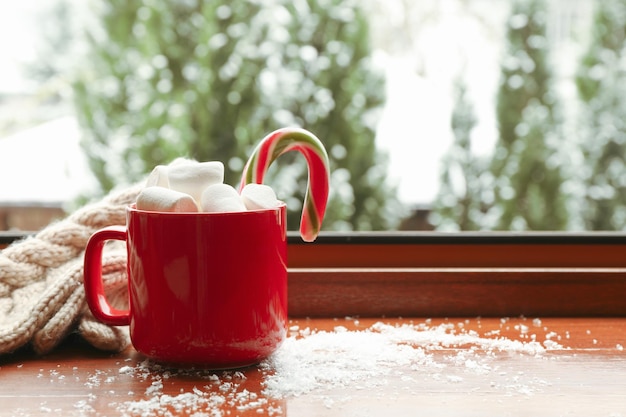 Zusammensetzung des gemütlichen Wintertages auf hölzerner Fensterbank