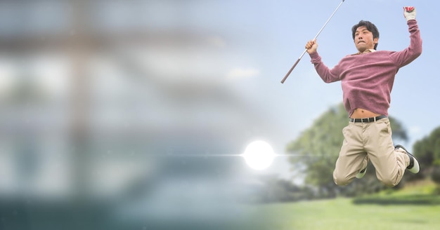 Zusammensetzung des glücklichen asiatischen männlichen Golfspielers, der mit Golfschläger auf Golfplatz mit Unschärfe springt
