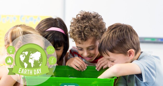 Zusammensetzung des grünen Globus-Logos und des Textes zum Tag der Erde über Kindern, die in der Recyclingbox suchen