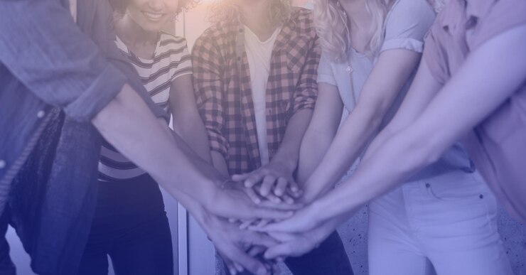 Foto zusammensetzung des lichts über einer gruppe junger geschäftsleute, die sich zusammenschließen