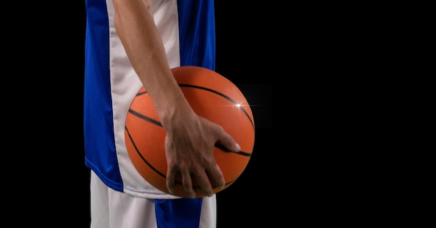 Zusammensetzung des Mittelteils der Basketballspielerin mit Ball und Kopienraum auf schwarzem Hintergrund