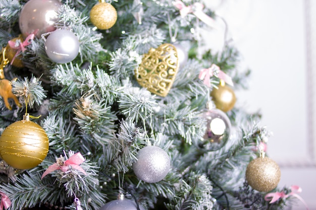 Zusammensetzung des neuen Jahres mit Weihnachtsbaum und Geschenkboxen