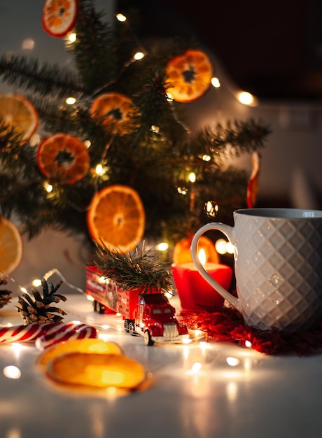 Zusammensetzung des neuen Jahres. Silvesterwagen. Weihnachten und der Weihnachtsbaum. getrocknete Orangen