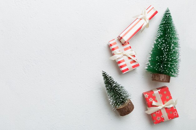 Zusammensetzung des neuen Jahres. Weihnachtsdekorhintergrund mit Geschenkboxen. Draufsicht mit Kopienraum.